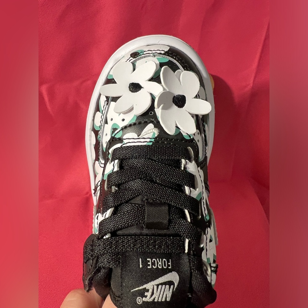 Nike Kids Floral Black and White Shoes - Picture 11 of 15